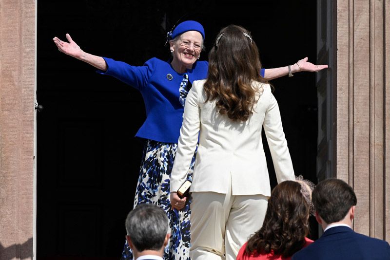 La reina Margarita abraza a su nieta, la princesa Isabella