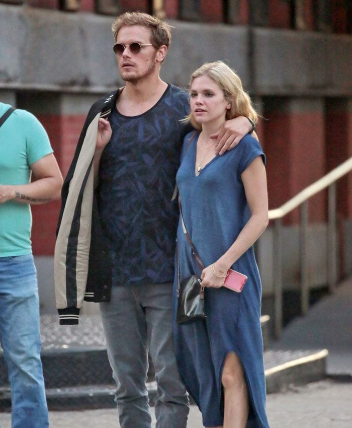 Sam Heughan disfrutando de un paseo con su novia la actriz Mackenzie Mauzy