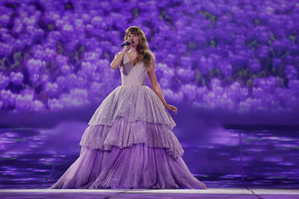 Taylor Swift durante la canción enchanted en Singapur