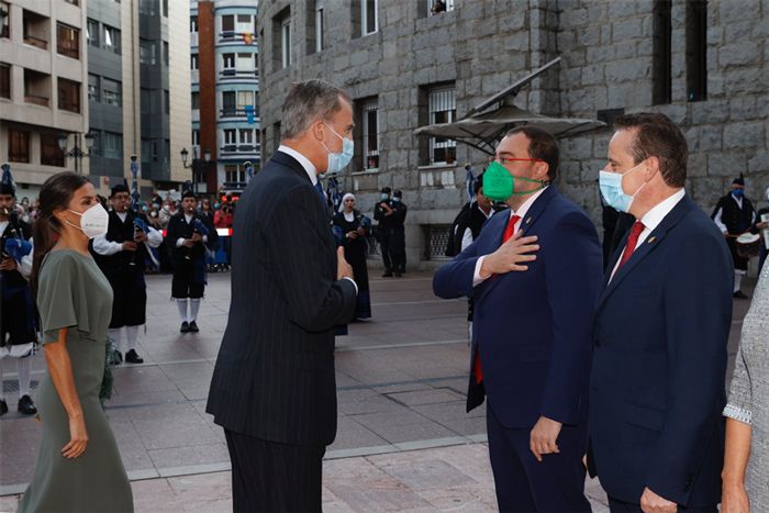 los reyes a su entrada al auditorio