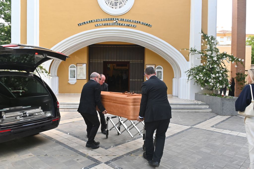 El féretro llega a la iglesia parroquial Virgen del Rocío en San Pedro Alcántara