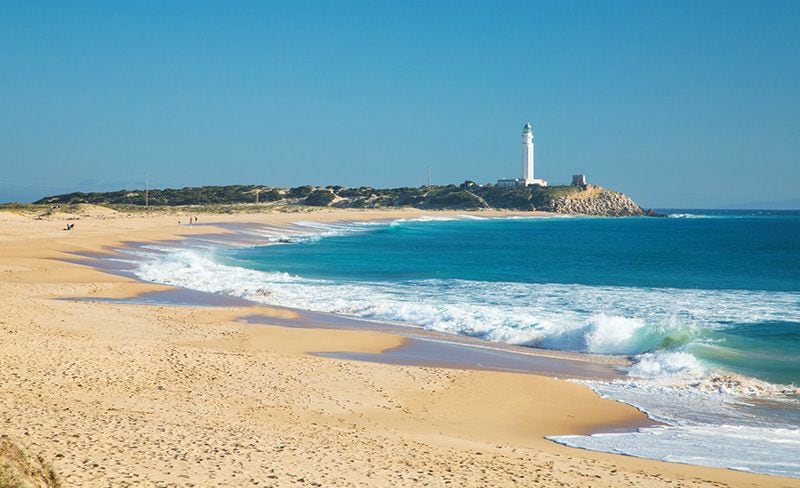 playa Zahora con vistas al faro Trafalgar cadiz