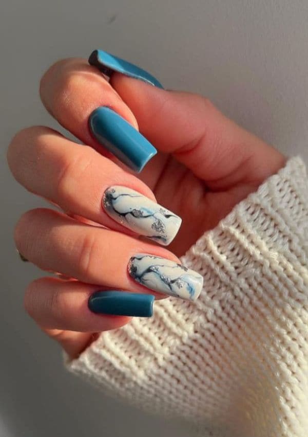 manicura marmoleada azul