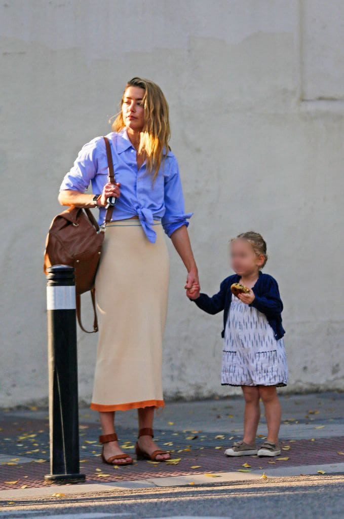 Amber Heard fue captada paseando con su hija Oonagh Paige en Madrid.