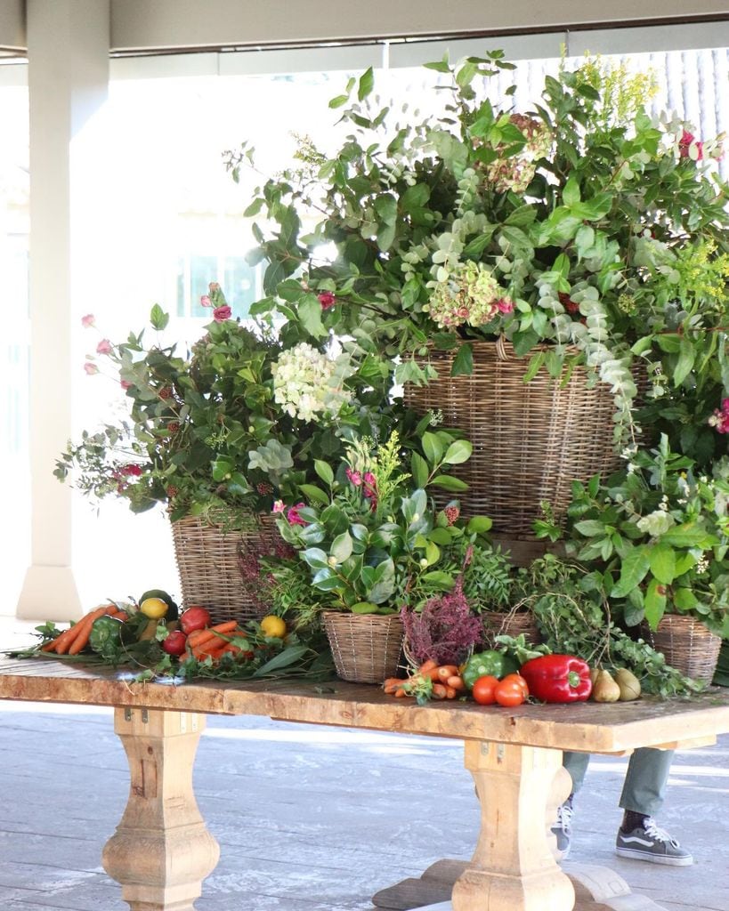 Decoración de bodas con frutas y verduras y cestos