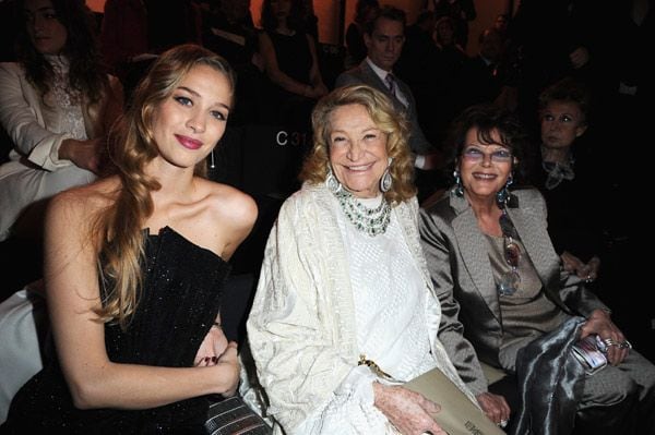 La belleza es el común denominador entre abuela y nieta, ambas han trabajado como modelos y comparten la pasión por la moda. Aquí estaban en la primera fila del de Giorgio Armani durante la Paris Fashion Week, celebrada en enero de 2014, sentadas junto a la célebre actriz Claudia Cardinale
