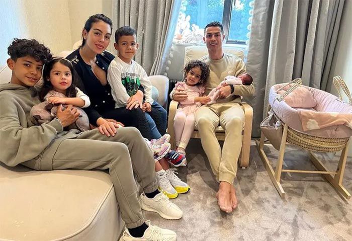 Cristiano y Georgina con sus hijos