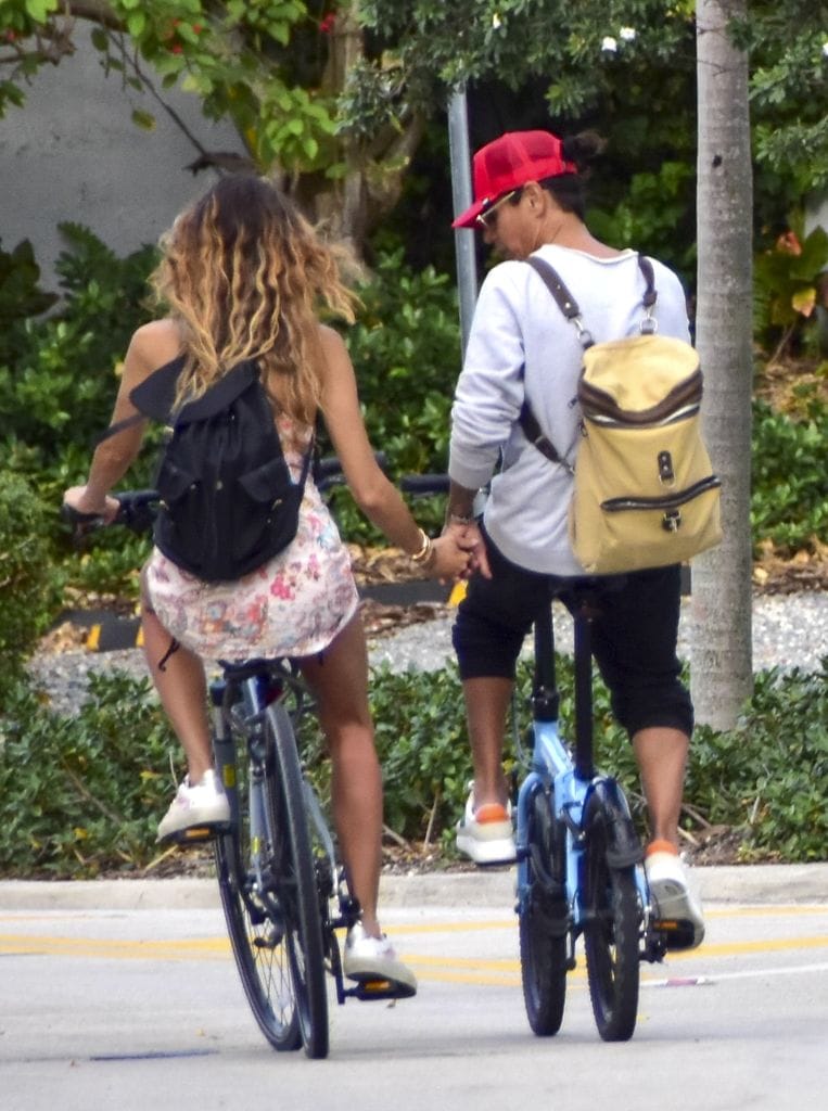 Julio Iglesias Jr. y Ariadna Romero disfrutaron de un paseo en bicicleta por Miami Beach.