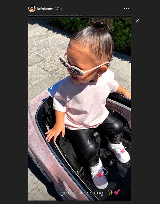 Stormi con pantalones de piel en su descapotable