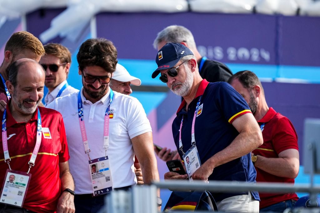 Javier Hernanz y el Rey Felipe durante los Juegos Olímpicos de Paris el 6 de agosto de 2024