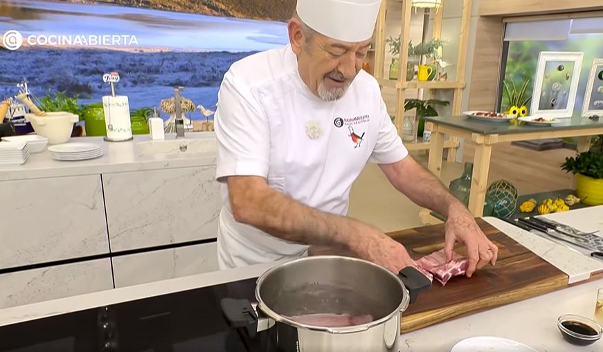 Karlos Arguiñano, durante el cocinado de las costillas de cerdo