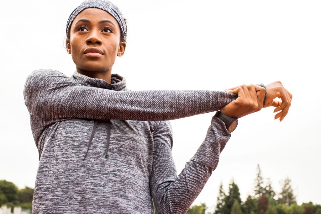 mujer de raza negra haciendo deporte