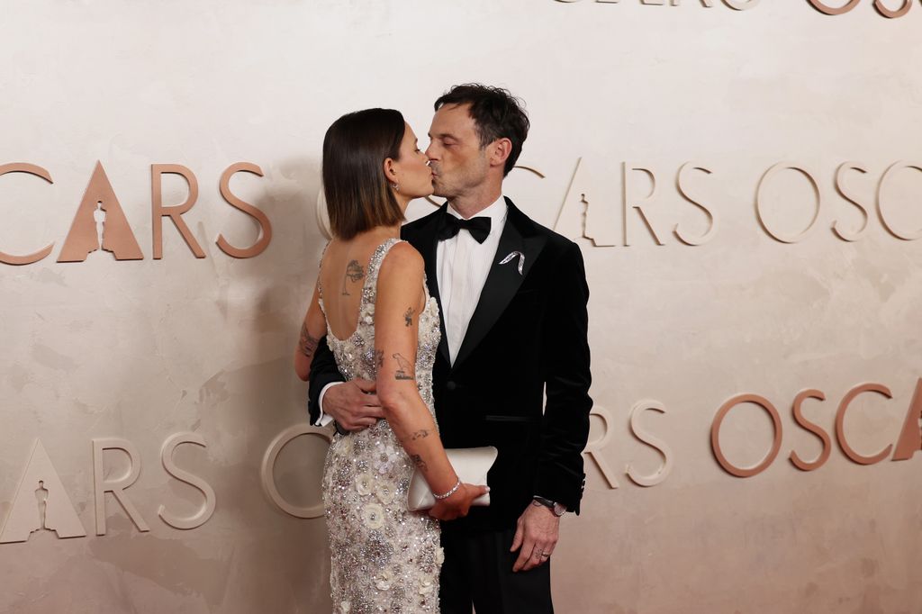 Los Angeles, CA. March 2, 2025: Sosie Bacon and Scoot McNairy on the red carpet at the 97th Academy Awards (Oscars) at the Dolby Theatre on March 2, 2025 in Los Angeles, CA. (Allen J. Schaben / Los Angeles Times via Getty Images)