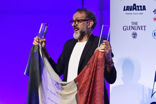 Massimo Bottura recoge su premio como 'Mejor restaurante del mundo'.
