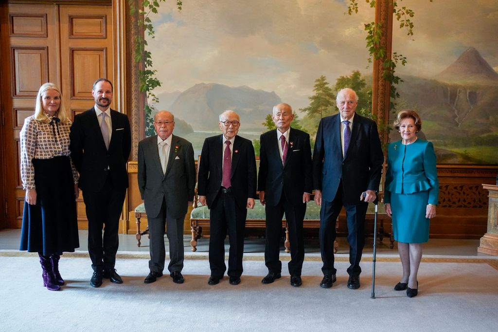 Harald de Noruega, Sonia de Noruega, Haakon de Noruega y Mette-Marit de Noruega con los ganadores del Premio Nobel de la Paz 2024