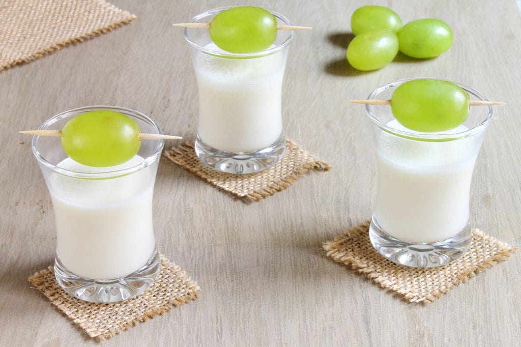 Vaso de chupito de ajo blanco con uvas