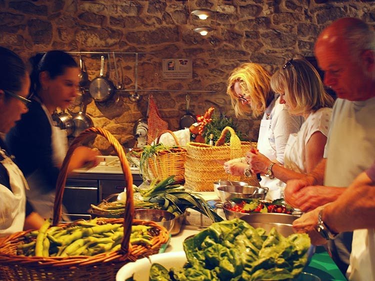 Taller-de-cocina---preparando-las-verduras-del-huerto-torre-de-visco