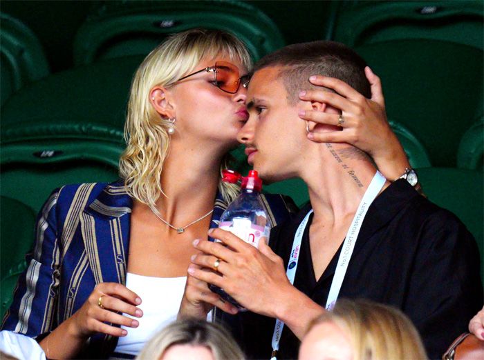 Romeo Beckham y Mia Regan, muy cariñosos