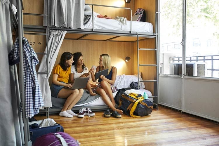 Amigas compartiendo habitación en un hostal