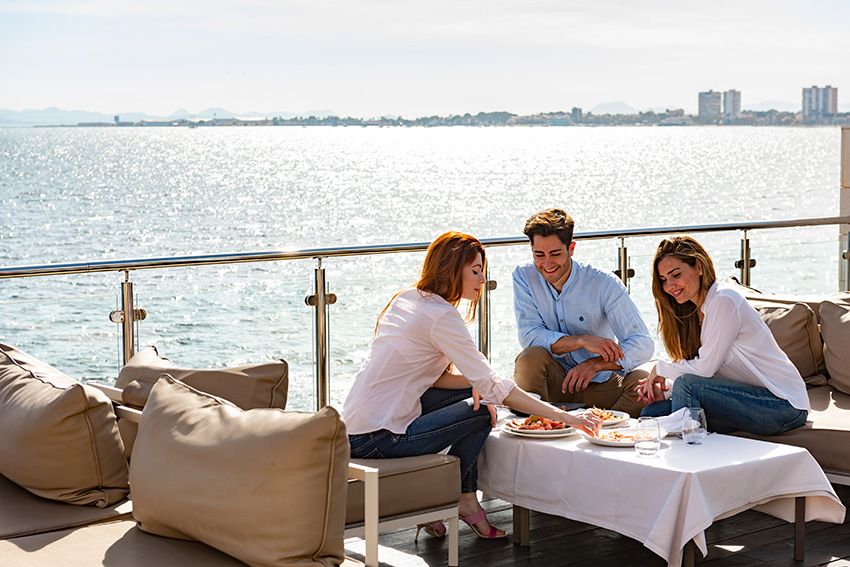 Comida con amigos en la Manga del mar Menor, Murcia