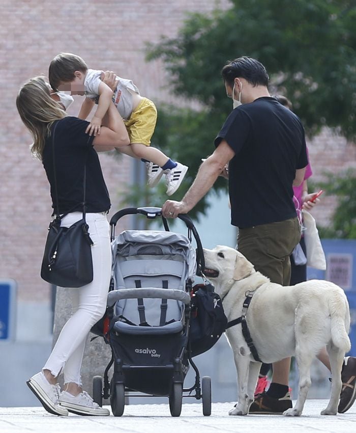 Iñaki López y Andrea Ropero de paseo con su hijo