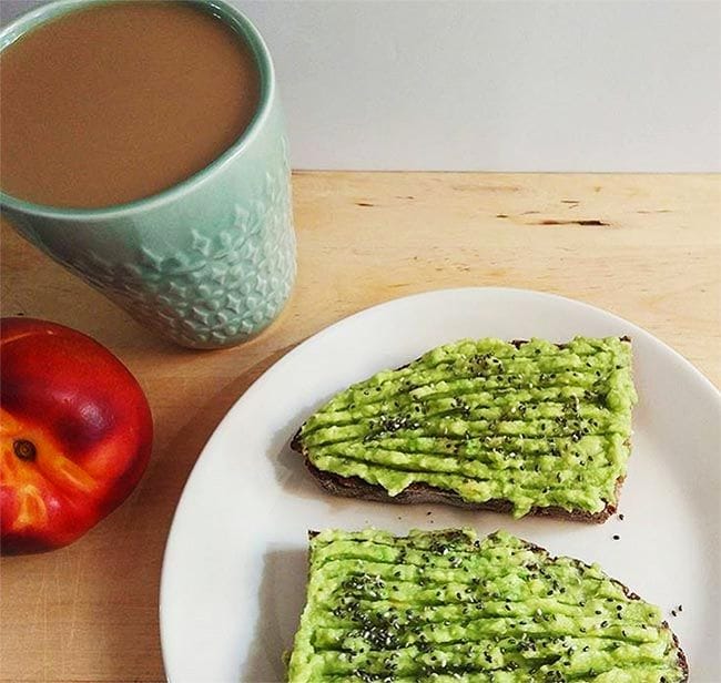 TOSTADAS INTEGRALES CON AGUACATE