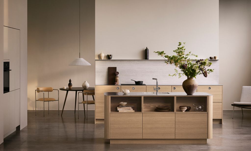 Cocina con mobiliario en madera de línea moderna.