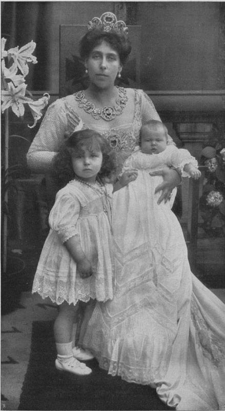 Victoria Melita con dos de sus hijas 