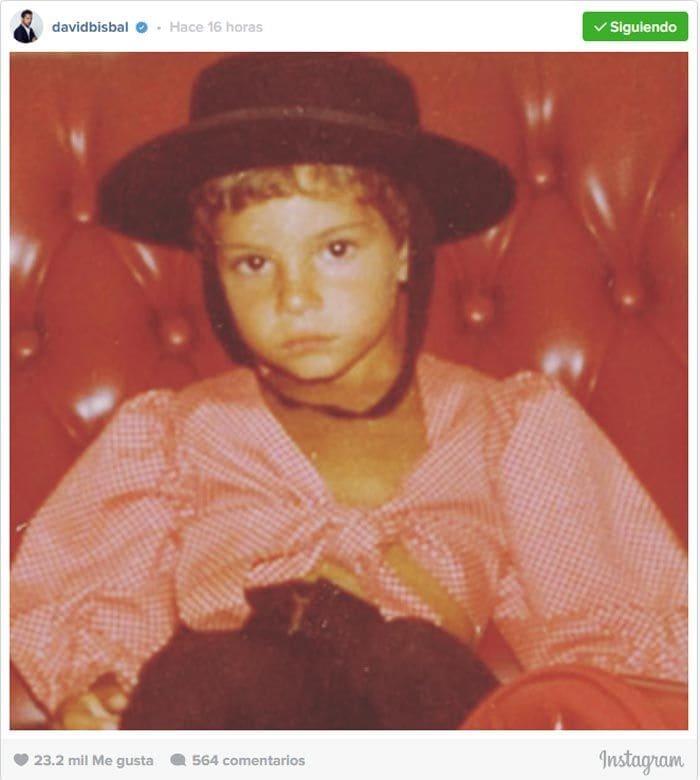 David Bisbal ha compartido esta tierna imagen de cuando era niño disfrazado de gitanillo con motivo de la Feria de Almería
