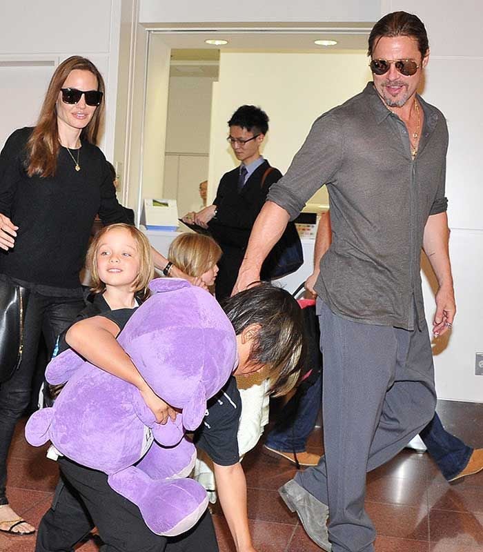 Brad Pitt y Angelina Jolie junto a sus hijos