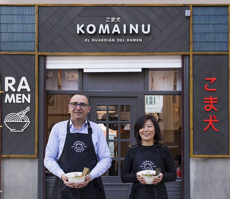 Gonzalo Ibáñez y Aska Okumura, propietarios del restaurante Ramen Komainu