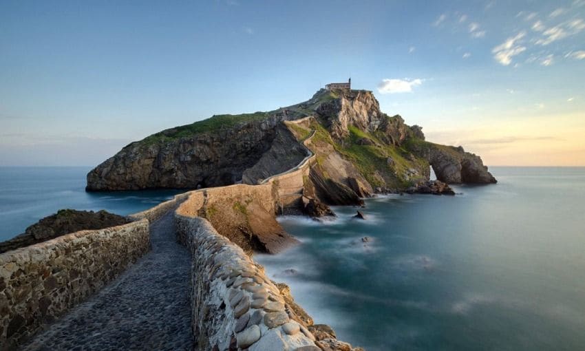 amancer en el islote de akatx y san juan de gaztelugatxe vizcaya