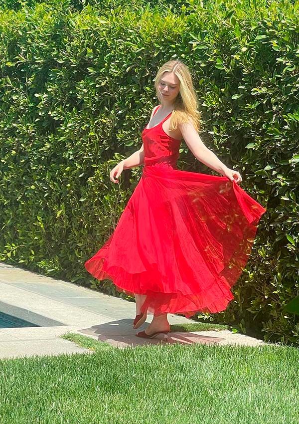 elle fanning vestido rojo