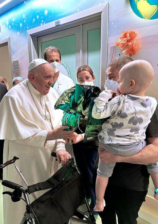 Papa Francisco con los niños enfermos 