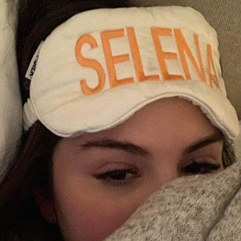 Selena Gomez es una de las celebridades que ha sido vista usando este accesorio nocturno