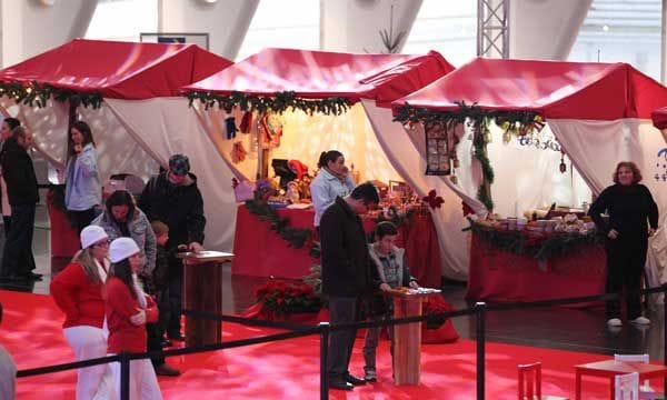 La Ciudad de las Artes y las Ciencias de Valencia ofrece un escenario espectacular para su tradicional mercadillo navideño, donde, además, podrás patinar en su pista de hielo, disfrutar de actuaciones musicales, talleres familiares... Del 18 de diciembre al 6 de enero (cac.es).
