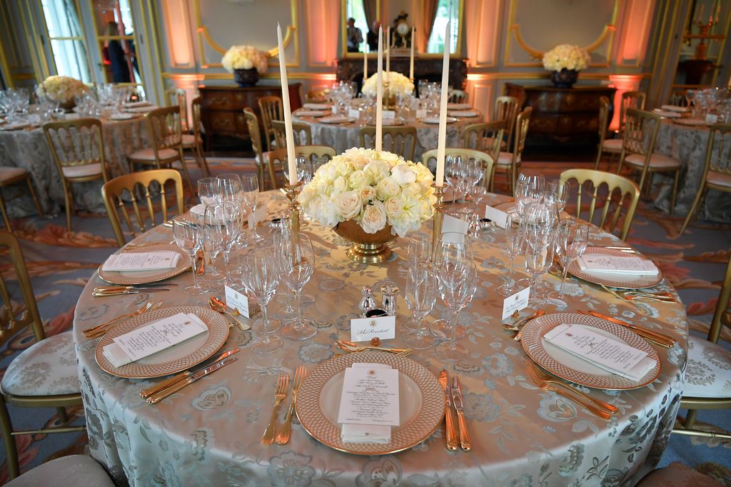 Imagen de la mesa que ocuparon Donald Trump y el entonces príncipe de Gales, ahora rey Carlos III, en Winfield House (Londres) en junio de 2019