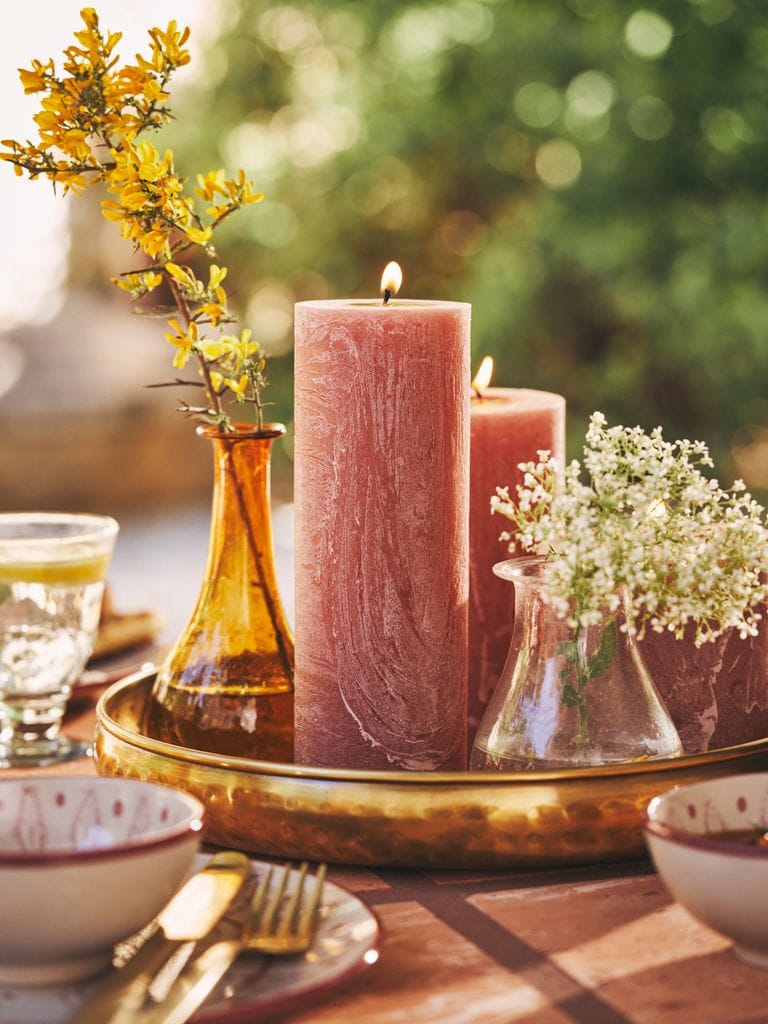 Bandeja con velas y arreglos florales