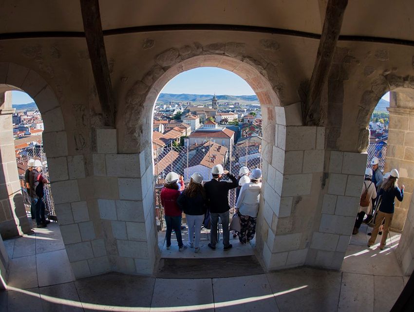 Visitantes en la catedral vieja de Santa María de Vitoria