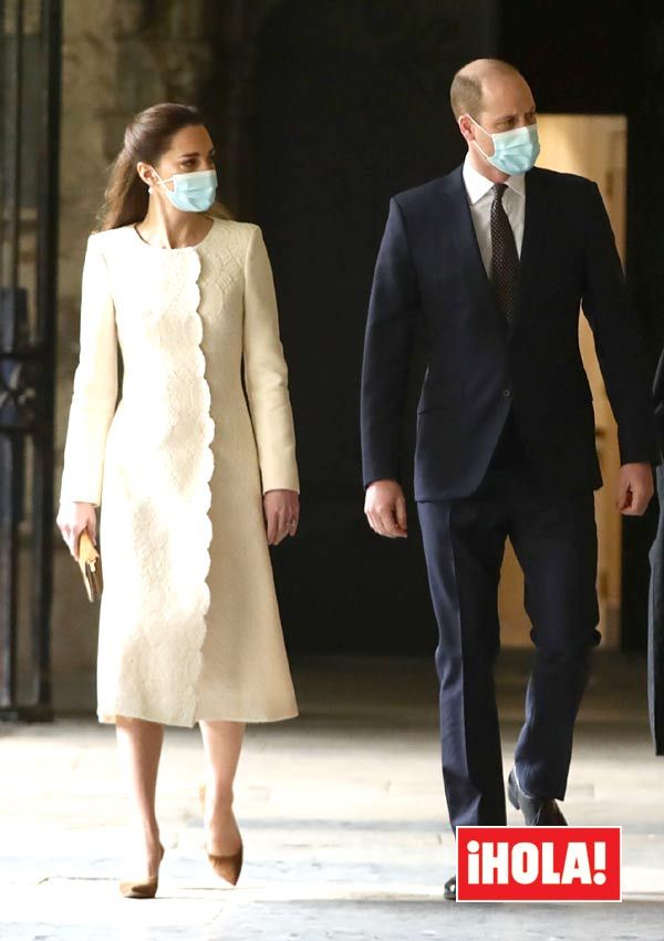 Kate Middleton con abrigo blanco