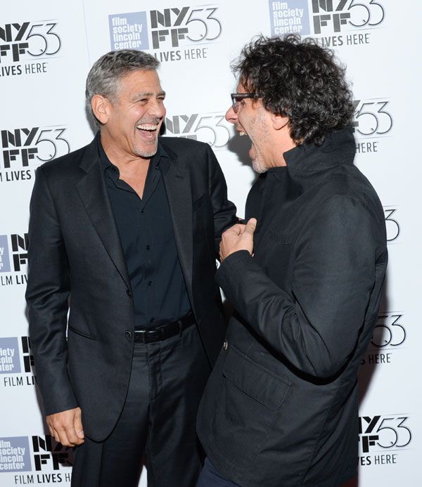 George y el director de la cinta Joel Coen bromeando en la alfombra roja de este pase
