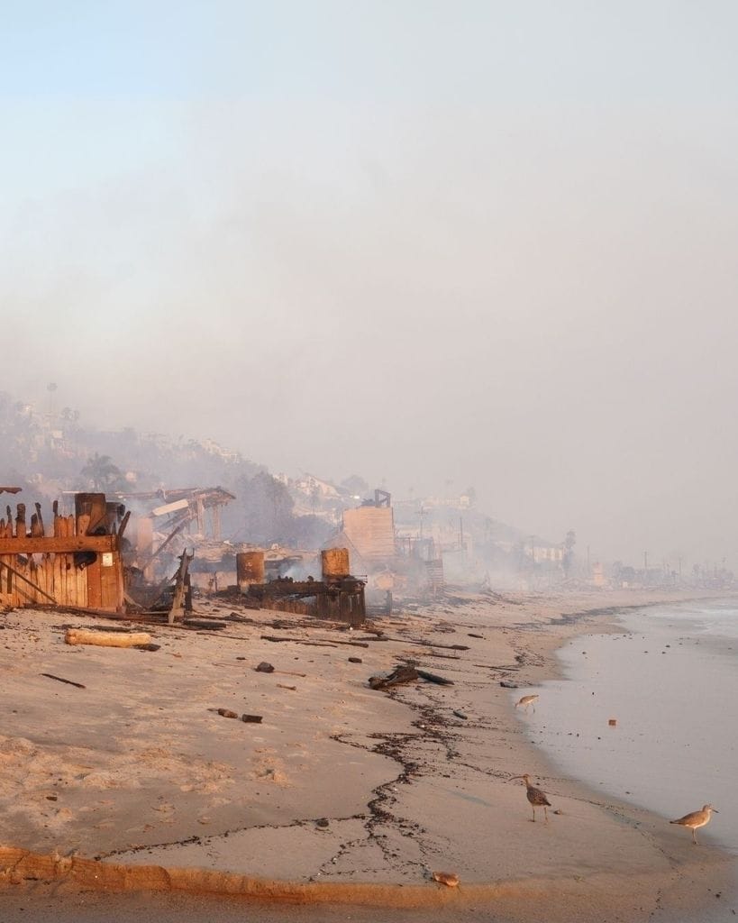 La icónica comunidad costera de Malibú cerca de donde se encuentra la casa de playa de Paris Hilton, la cual ha sido devastada por el incendio de Palisades, dejando solo cenizas a su paso.