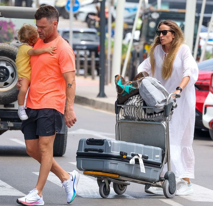 Fonsi Nieto y Marta Castro con su hijo Hugo