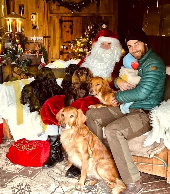 James Middleton con su hijo, sus mascotas y Papá Noel