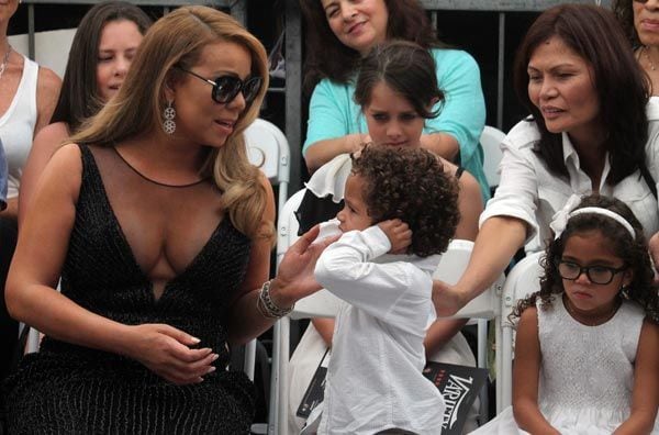 Mariah trató de apaciguar a su hijo cuando este empezó a ponerse revoltoso y a protestar
