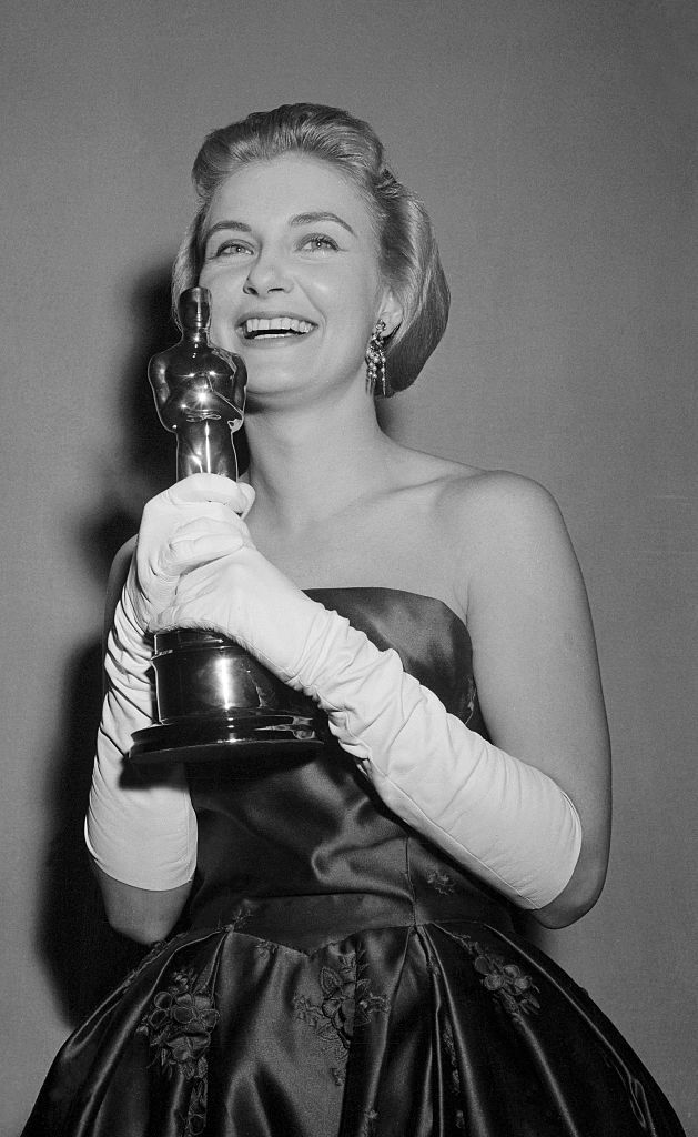 Joanne Woodward con el Oscar por su interpretación en 'Las tres caras de Eva'