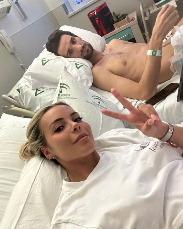 Sergio Rico con su mujer, Alba Silva, en el hospital