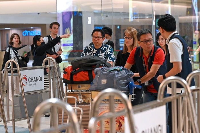 Los pasajeros desembarcando en Singapur