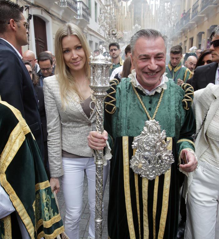 Nicole participó un momento de la procesión y luego la siguió atenta desde el balcón
