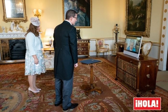 Isabel II continúa con su agenda virtual mientras espera poder asistir al funeral por el duque de Edimburgo
